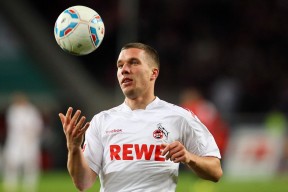 开云体育视频直播-利物浦在欧冠中奋勇争夺，冲击冠军